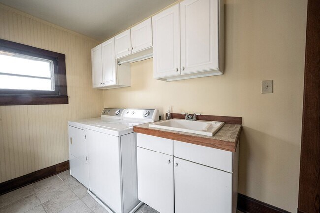 Building Photo - 721 Woodruff Pl E Dr