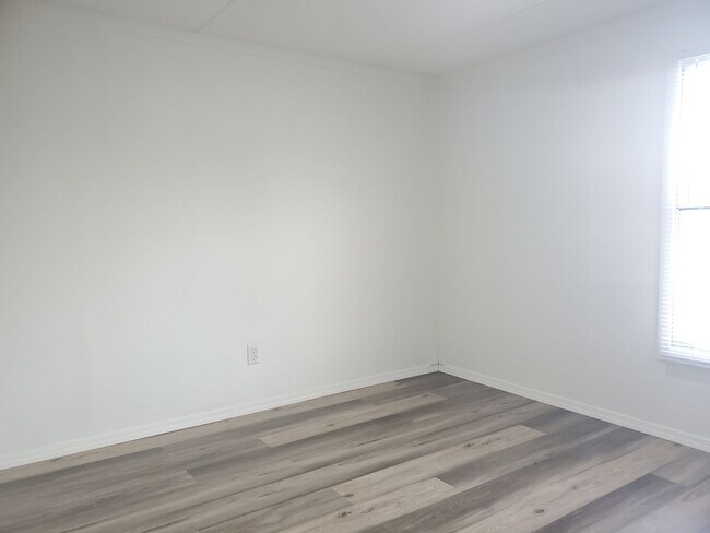 Building Photo - 2 Bedroom, 2 Bath house