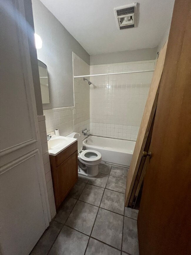 Building Photo - Southside Home