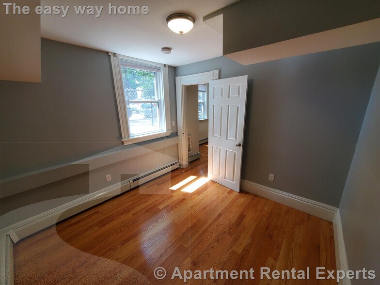 Building Photo - 223 Broadway