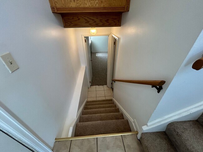 Building Photo - 5 Bed 2 Bath Home with 2 Car Attached Gara...