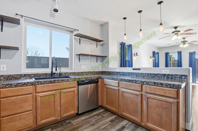 Building Photo - Corner Lot Gilbert Home with Modern Comforts in a Prime Location