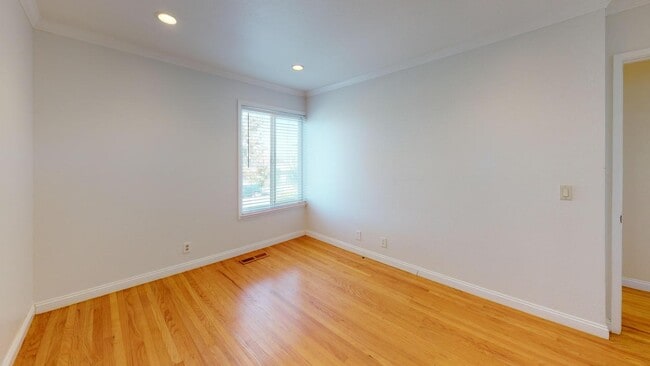 Building Photo - 1618 King St