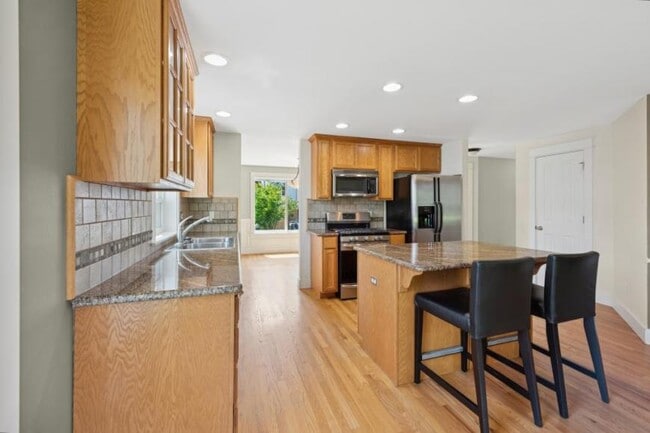 Building Photo - 4 bedroom in Seattle WA 98103