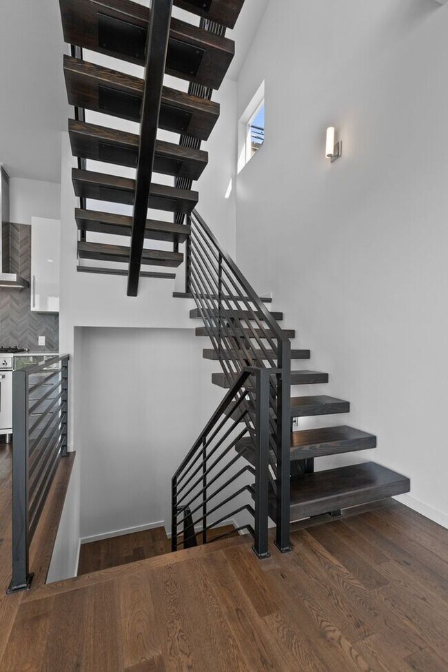 Building Photo - Stunning Columbia City Townhome w/ Views and AC (1st Month Free)