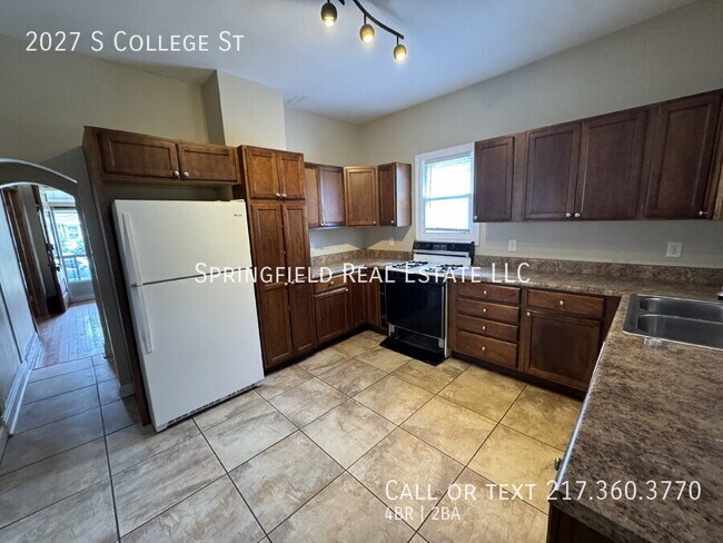 Building Photo - 2027 S College St