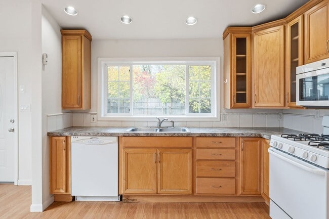 Building Photo - 6830 SE 50th Ave