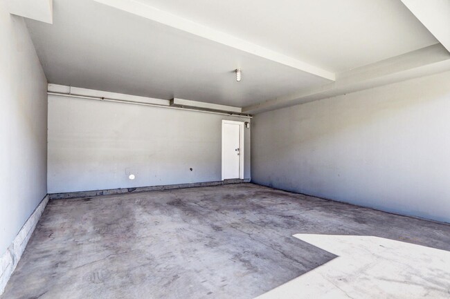 Building Photo - Renovated 1 Bedroom 1 Bathroom Townhome in...