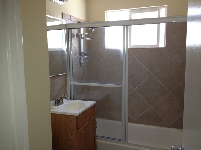 Building Photo - 4970 1/2 S Centinela Ave