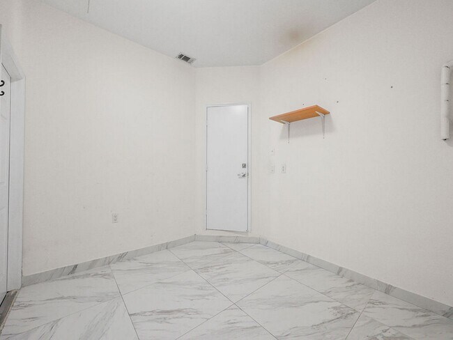 Building Photo - 7923 N Southwood Cir