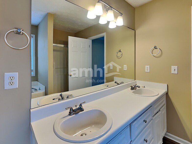 Building Photo - 2912 Canopy Cir