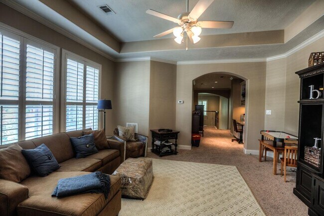 Building Photo - 1043 Memorial Village Dr