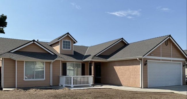 Building Photo - 1077 W Saffron St