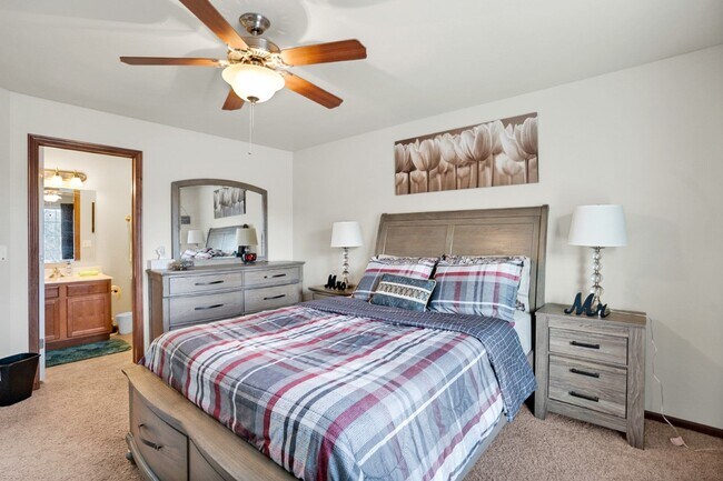 Building Photo - Luxury Iowa City townhouse close to UIHC and Kinnick