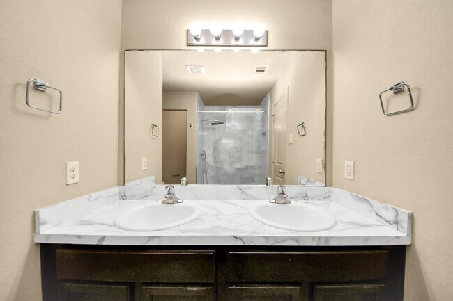Building Photo - 2043 Naplechase Crest Dr