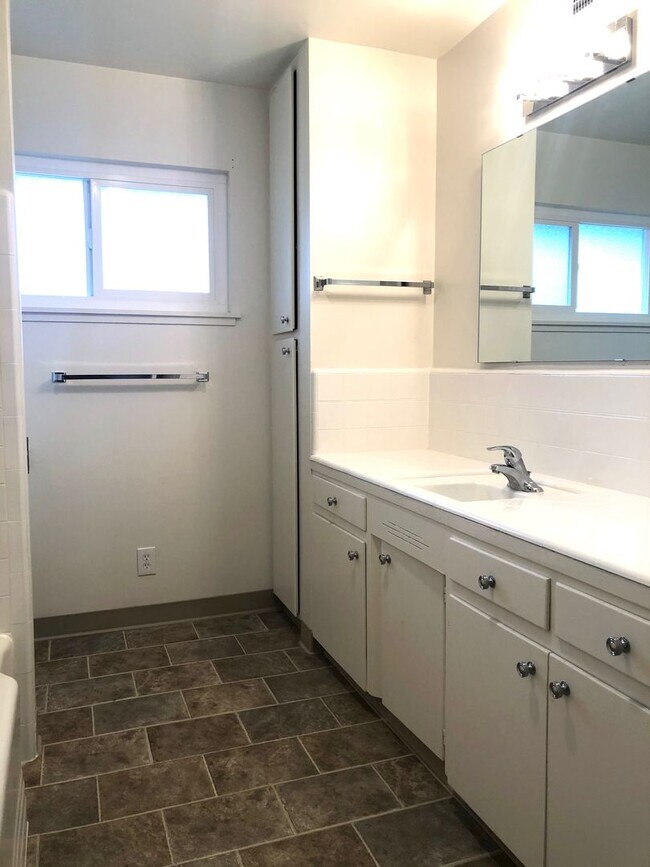 Building Photo - Turlock Charmer newly remodeled