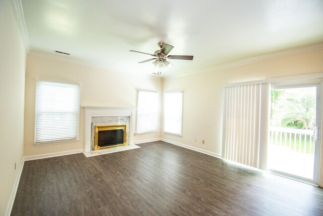 Building Photo - 207 Essex Dr