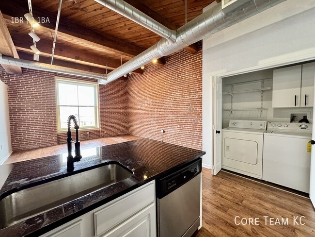 Building Photo - 202 W 5th St