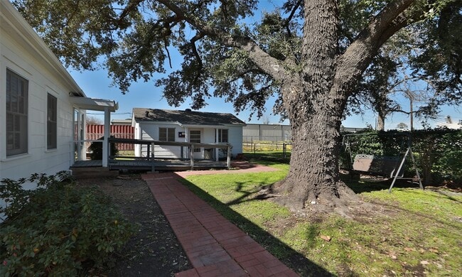 Building Photo - 14742 Hempstead Rd