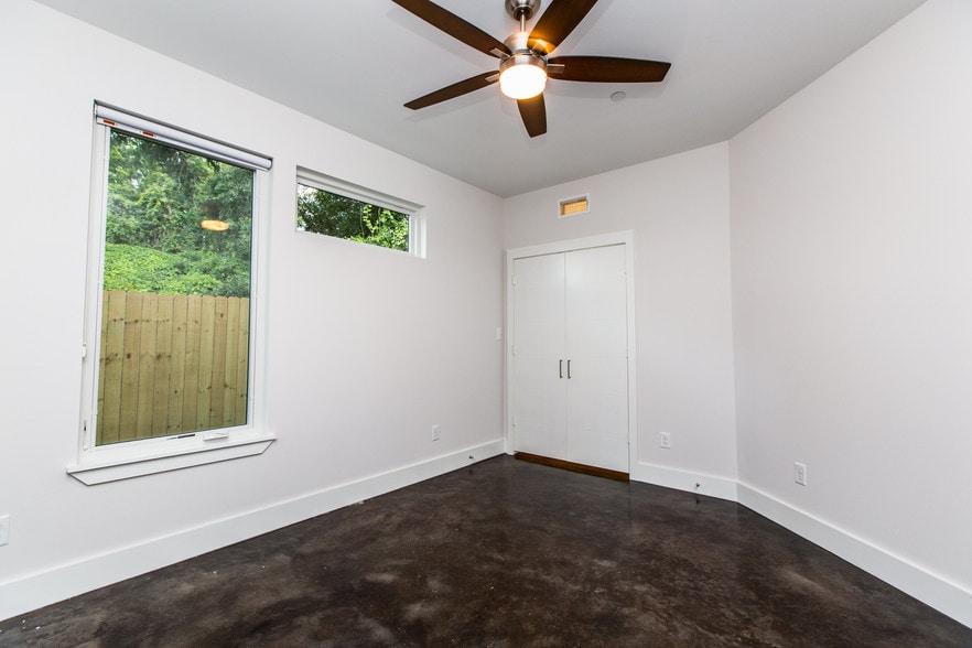 Building Photo - 905 W Austin St