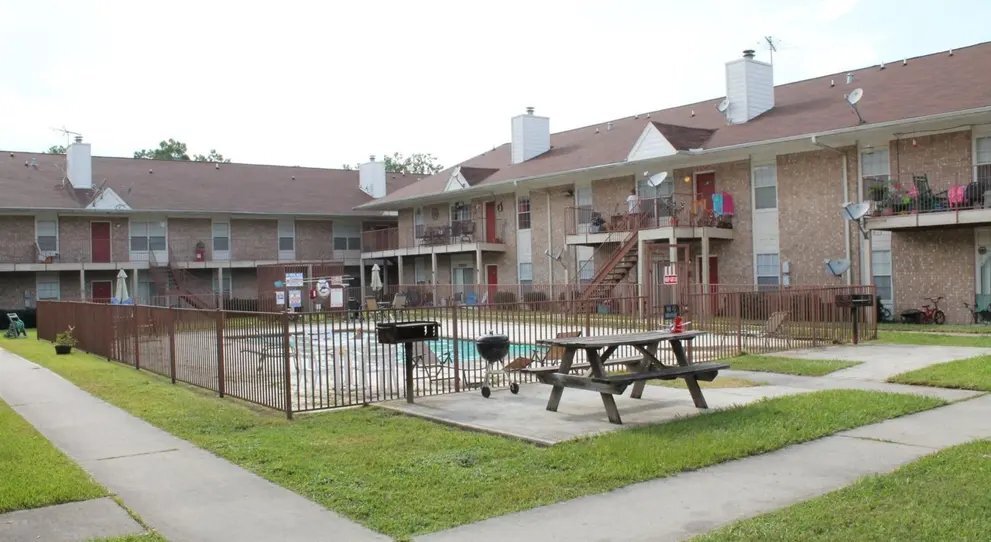 Building Photo - 811 Cloyd Dr