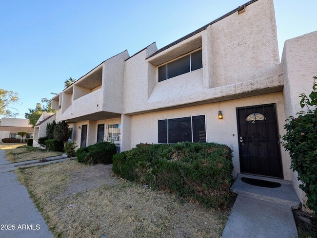 Building Photo - 2233 W Farmdale Ave