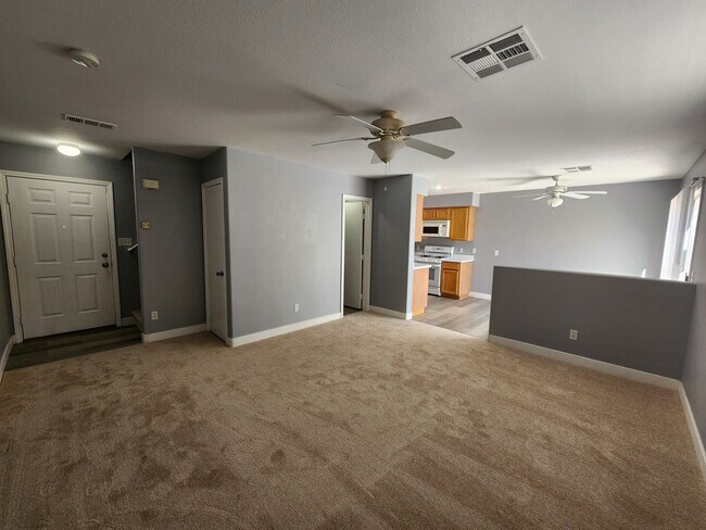 Building Photo - HENDERSON: 3 bed/2.5 bath Townhome with Spacious Kitchen, Private Backyard, Large Primary Suite &...