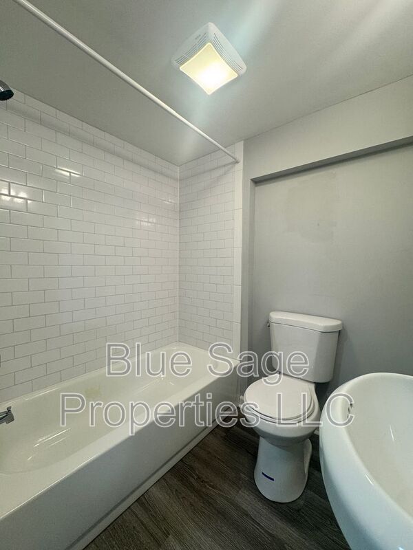 Building Photo - 398 Westmont Dr