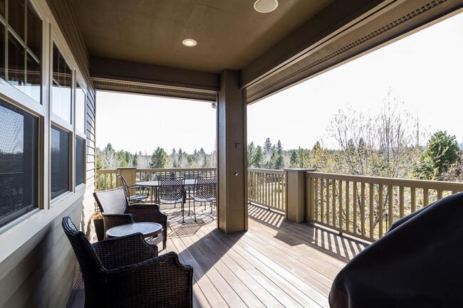 Building Photo - Large custom home NW Bend