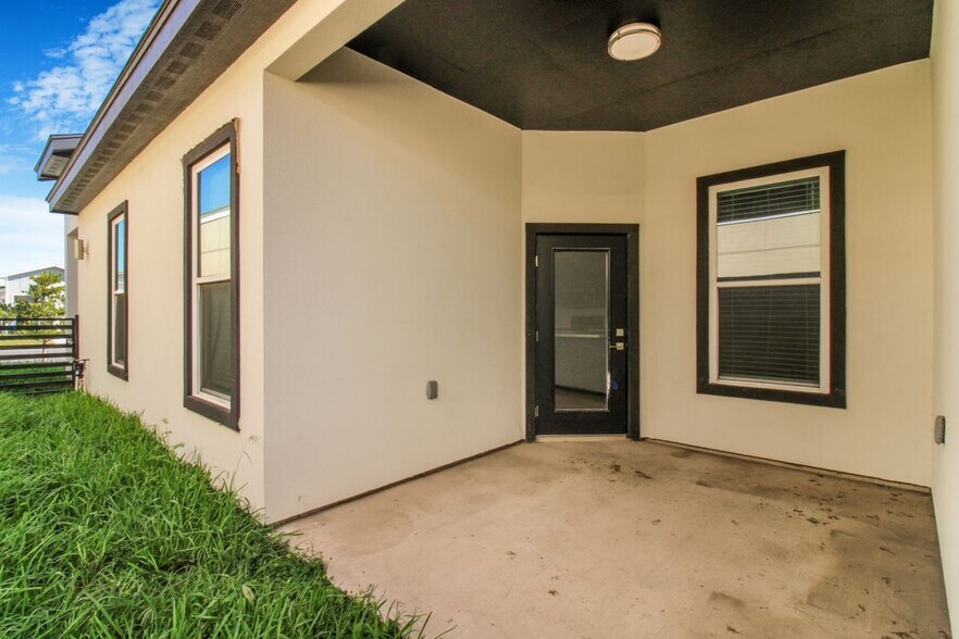 Building Photo - 2705 Kerria Ave