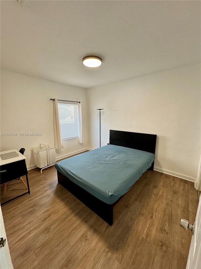 Building Photo - 1215 NE 109th St