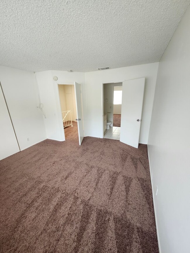Building Photo - Two-Story condo in Ontario