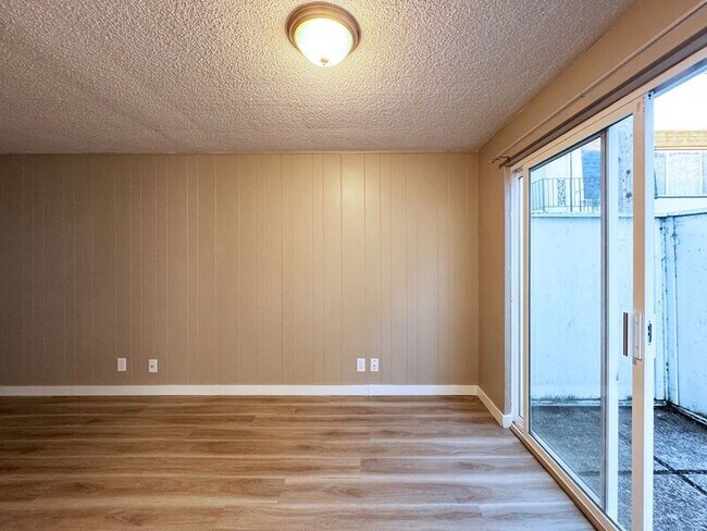 Building Photo - 1117-B W 6th Ave