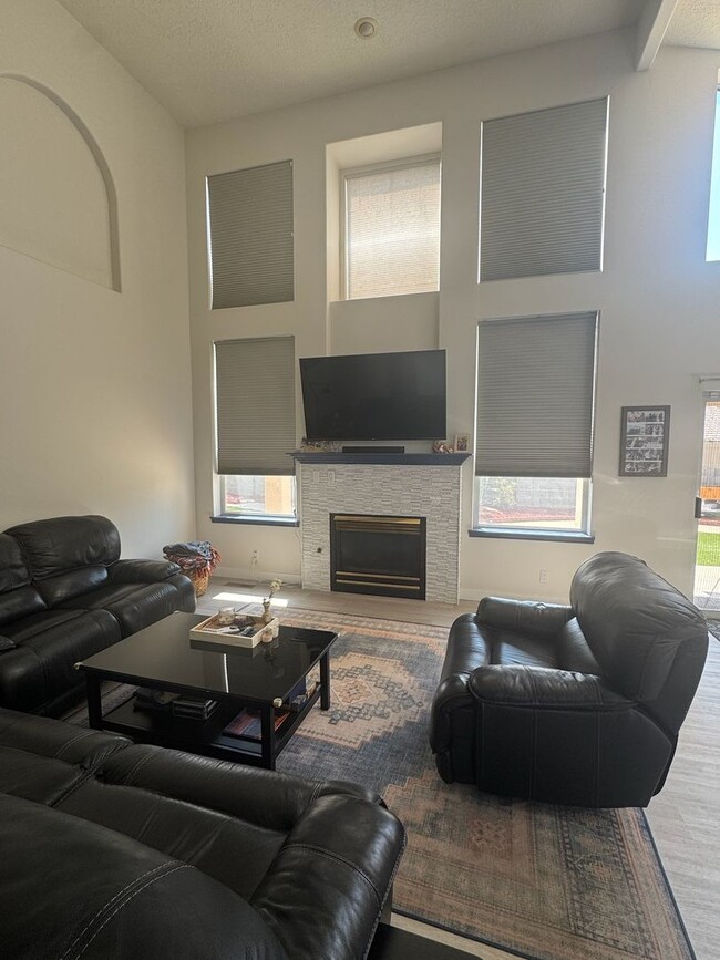 Building Photo - Fully Updated 3BR/2.5BA in Desirable Lampl...