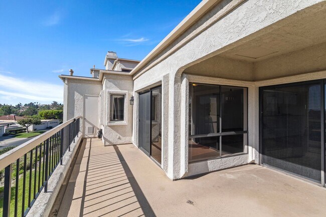 Building Photo - Stunning 2 bedroom *LAKE VIEW* condo for r...