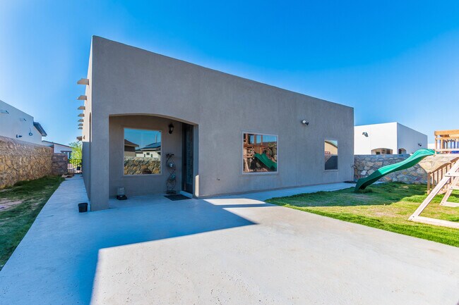 Building Photo - Spacious 4 Bedroom Home for Rent in Sunlan...