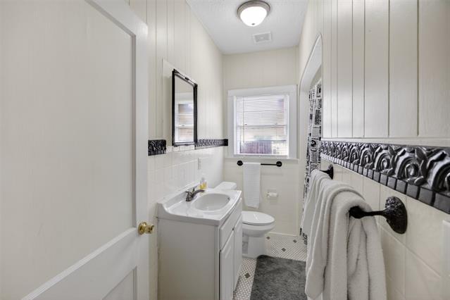 Building Photo - 3315 Rogers Ave