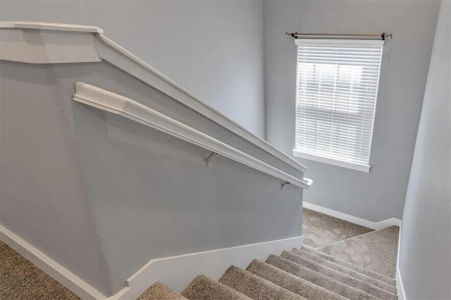Building Photo - 1736 S 39th Pl