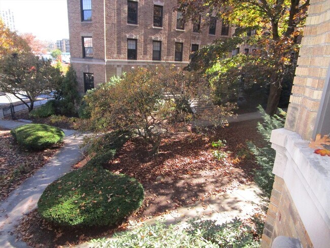 Building Photo - 122 Riverway