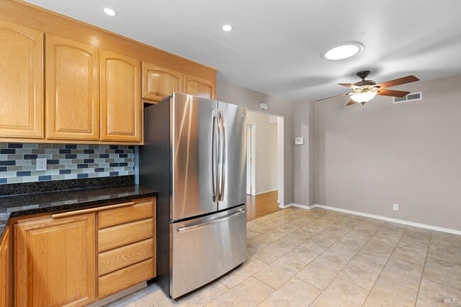 Building Photo - 700 Tamarack Dr