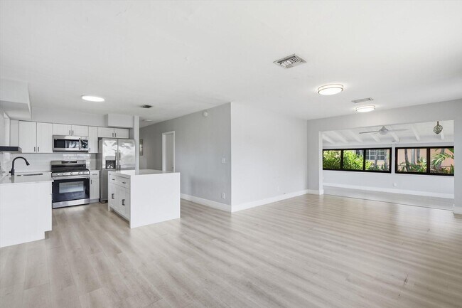 Building Photo - 21341 NE 25th Ct