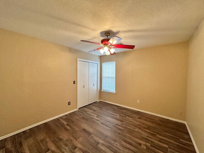 Building Photo - New flooring and paint!