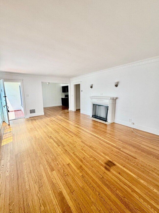 Building Photo - Completely remodel 1 bedroom apartment in ...