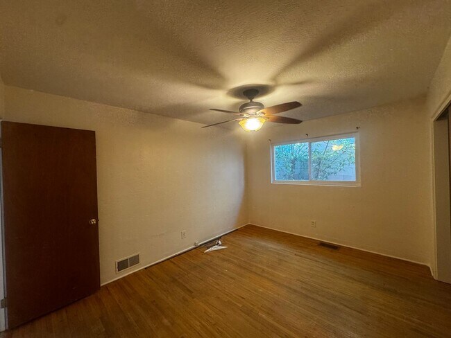 Building Photo - 3 Bed / 2 Bath Home Near Jerry Cline Park & Tennis Courts