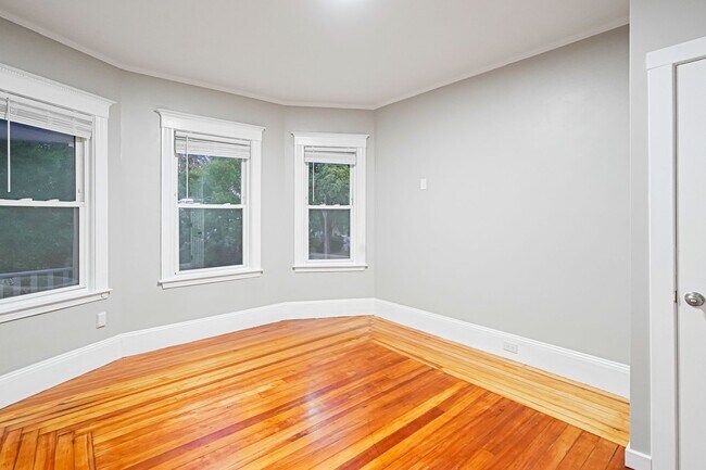 Building Photo - 381 Adams St