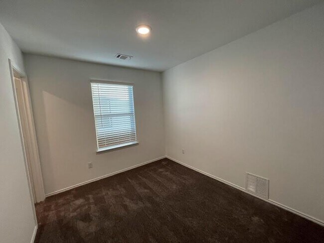 Building Photo - 640 Pickrell Lp