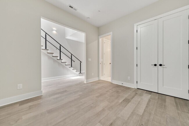 Building Photo - Absolutely STUNNING 3 Bed/ 4 Bath Townhous...
