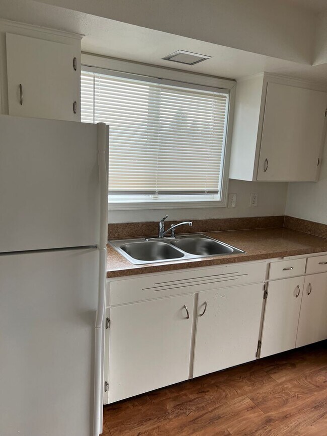 Building Photo - Sh400-402