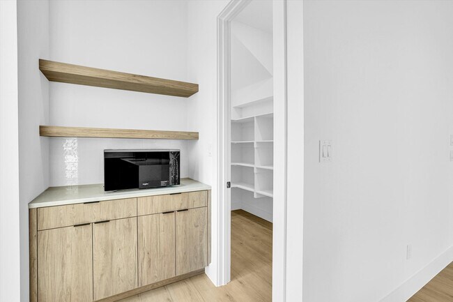 Building Photo - 1703 Nomas St