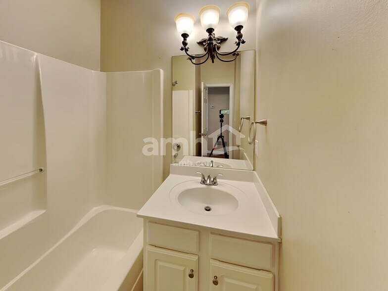 Building Photo - 521 Autumn Walk